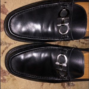 Ferragamo leatherbuckleloafers; rubberbottoms.Excellentcondition Blacksize 11D
